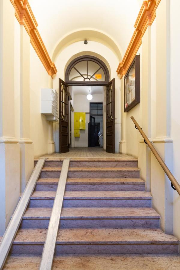 Lilly Apartment Main Train Station Old Town By The Castle Suites كراكوفيا المظهر الخارجي الصورة